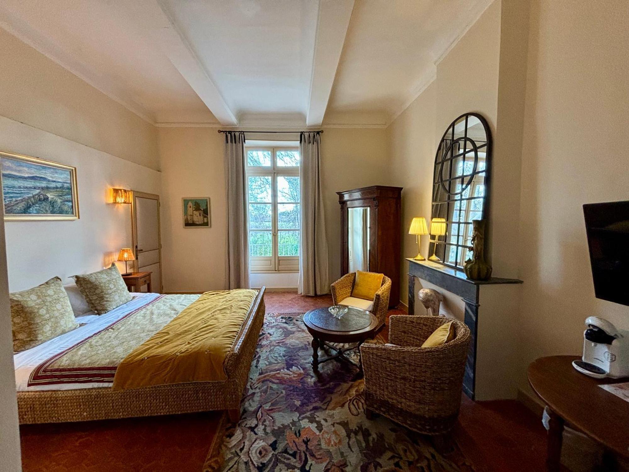 Chateau De Roquelune Guest house *
